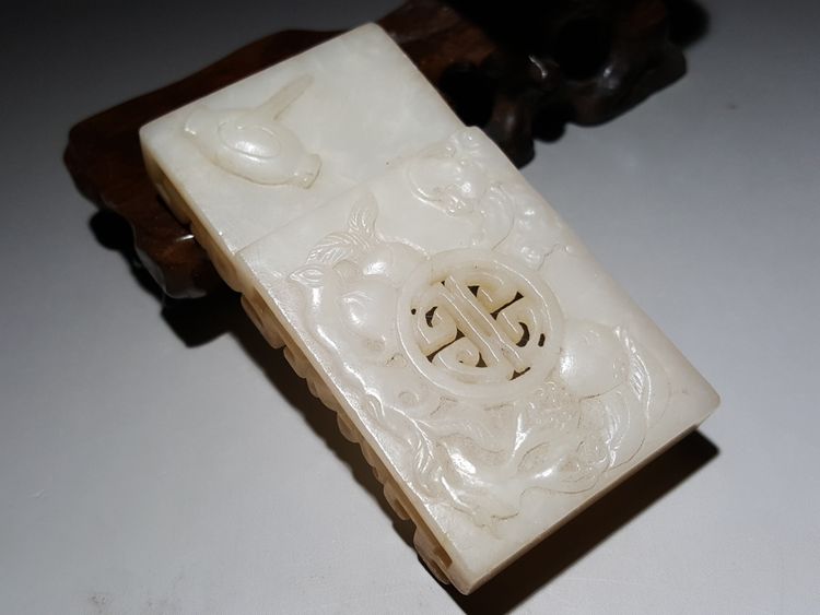 A CHINESE PALE JADE BELT BUCKLE, CHINA, 19TH-20TH CENTURY
