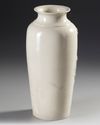 A CHINESE DEHUA BLANC DE CHINE ROULEAU VASE,QING DYNASTY (1644–1911)