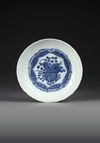 A CHINESE BLUE AND WHITE INCISED DECORATED DISH, WANLI PERIOD (1573-1619)