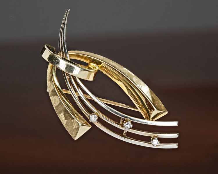 A 14 CARAT GOLD MODERN DESIGN BROOCH SET WITH 3 DIAMONDS, CIRCA 1950-1970
