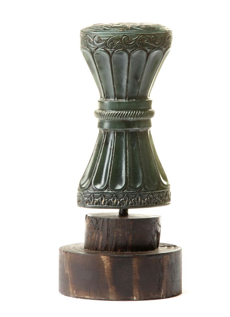 A MUGHAL  GREEN JADE DAGGER HILT, INDIA, 20TH CENTURY