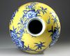 A LARGE CHINESE YELLOW GROUND NINE PEACHES VASE, QING DYNASTY (1644-1911)