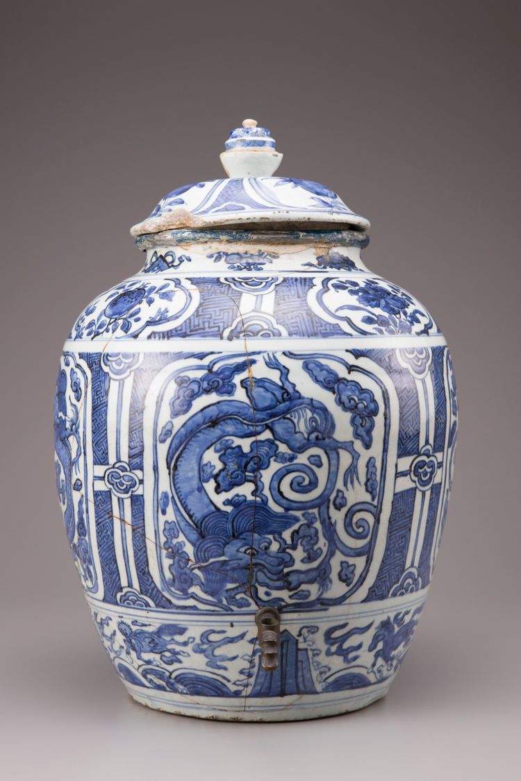 A blue and white Wanli pot with cover