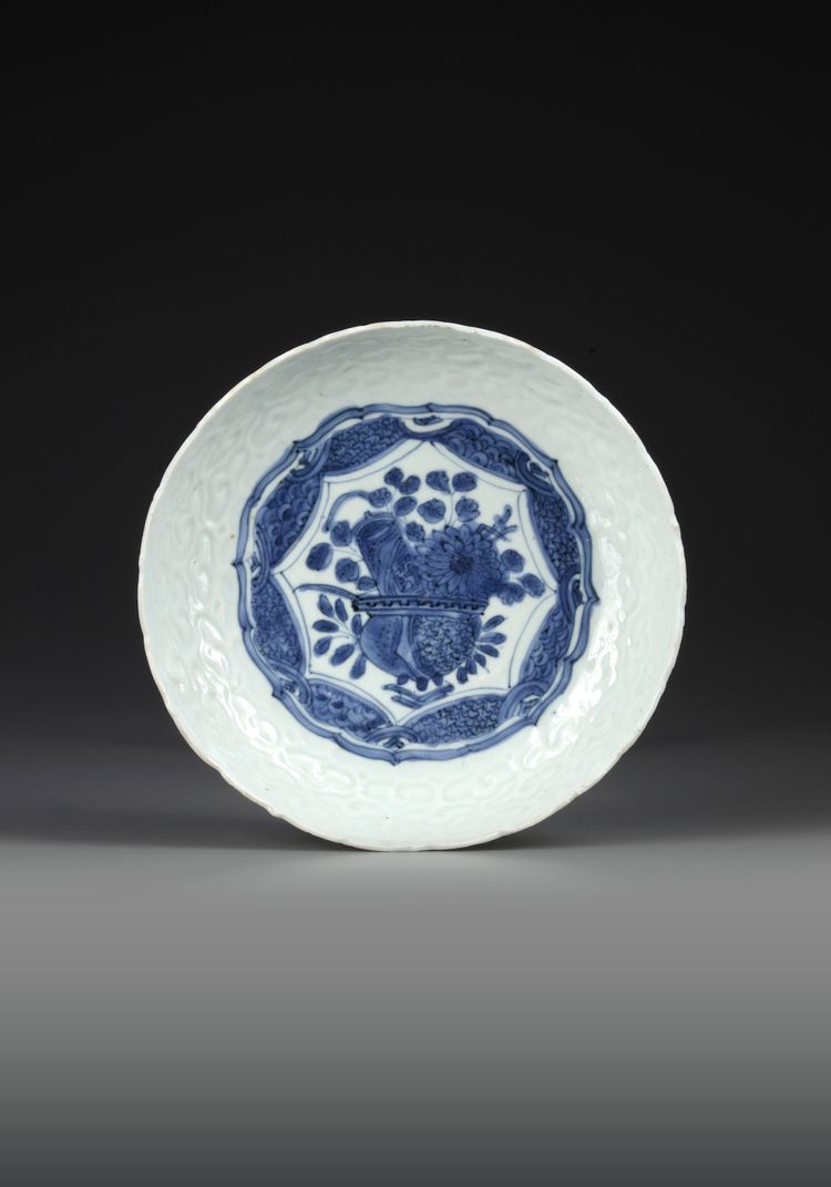 A CHINESE BLUE AND WHITE INCISED DECORATED DISH, WANLI PERIOD (1573-1619)