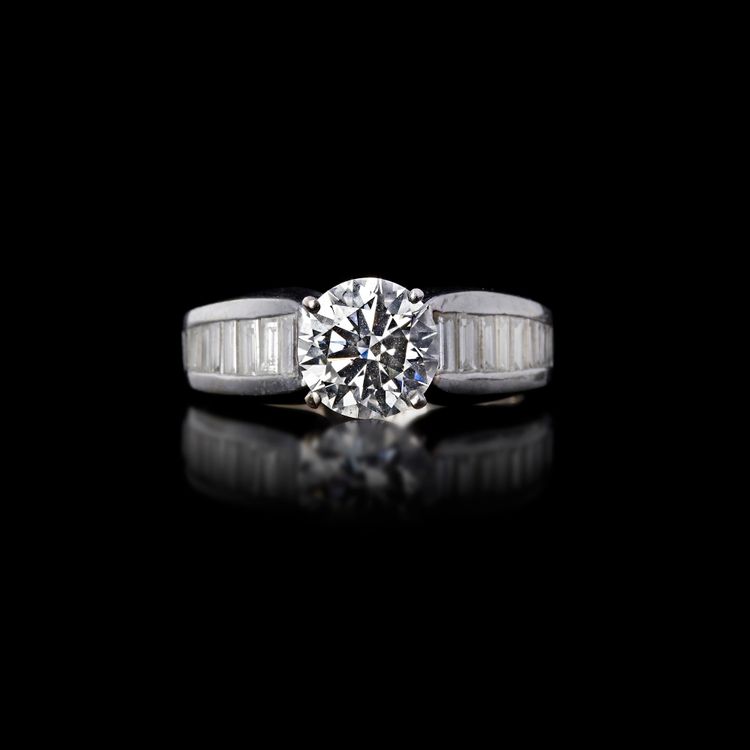 AN 18 CARAT WHITE GOLD 3.03 CARAT BRILLIANT CUT DIAMOND SOLITAIR RING