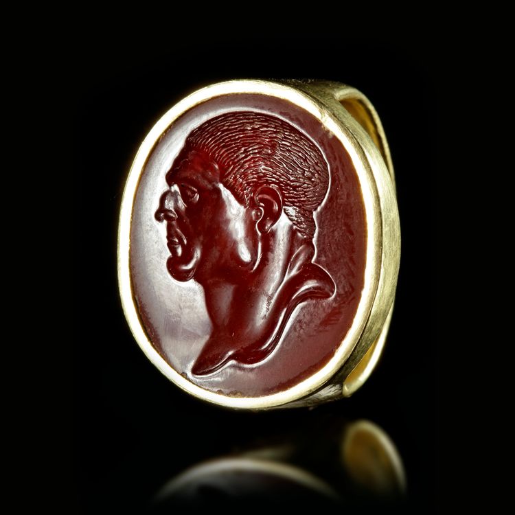 A ROMAN GOLD RING WITH A CARNELIAN INTAGLIO WITH THE PORTRAIT OF A MAN, 1ST BC-AD