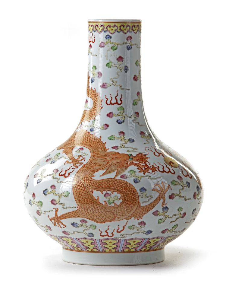 A CHINESE FAMILLE ROSE 'DRAGONS' VASE, 19TH-20TH CENTURY