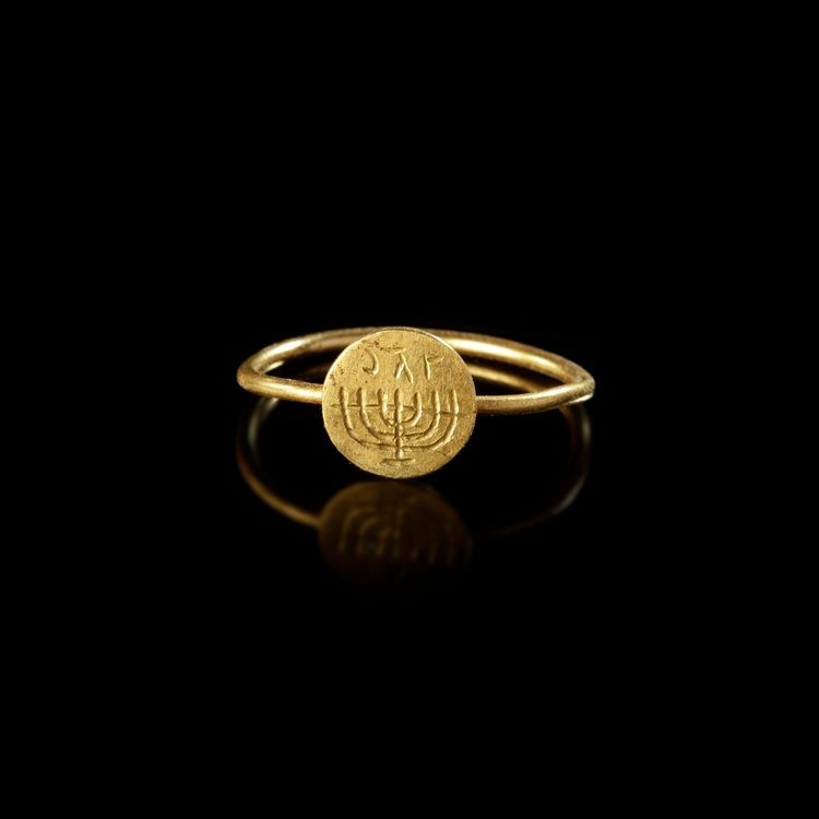 A BYZANTINE GOLD RING WITH MENORAH, 6TH-7TH CENTURY AD