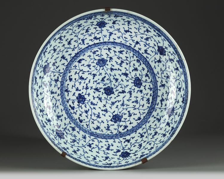 A Chinese blue and white 'floral scroll' charger