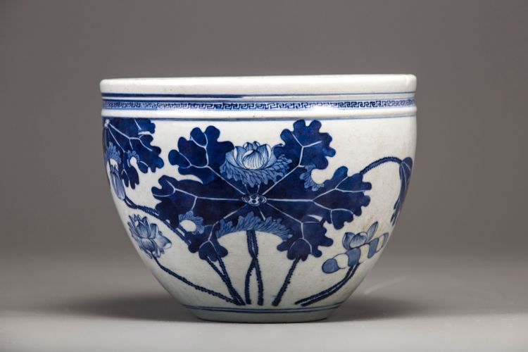 A small Chinese blue and white 'lotus' jardiniere