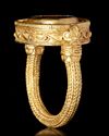 A LARGE GOLD RING IN THE STYLE OF THE ANTIQUE, 19TH CENTURY AD