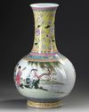 A CHINESE FAMILLE ROSE VASE, 19TH-20TH CENTURY