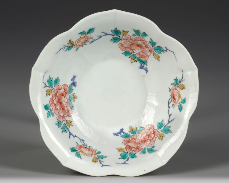 A JAPANESE PORCELAIN ENAMELLED DISH, 18TH CENTURY