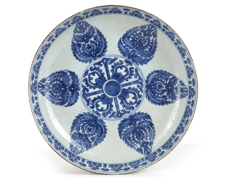 A LARGE CHINESE BLUE AND WHITE CHARGER FOR THE ISLAMIC MARKET, KANGXI PERIOD (1662-1722)