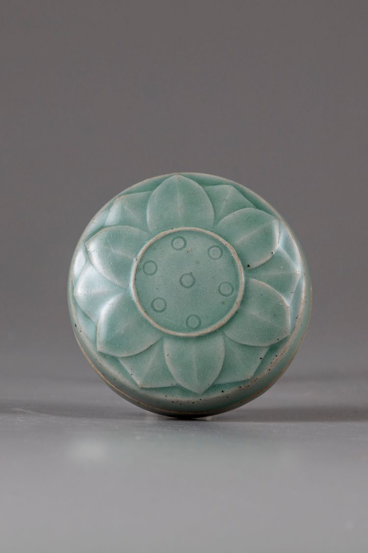 A Korean celadon glazed pastebox