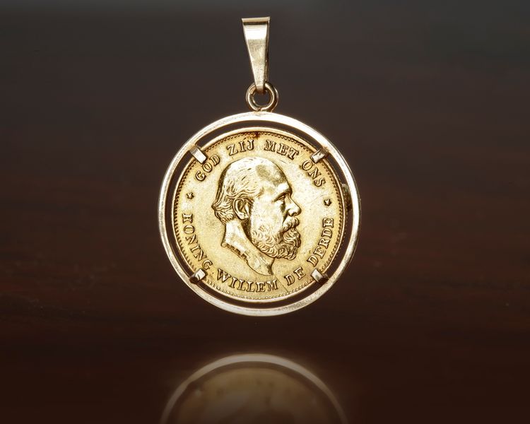 A DUTCH 'TEN GUILDER' WILLEM III COIN SET IN A 14 CARAT GOLD PENDANT