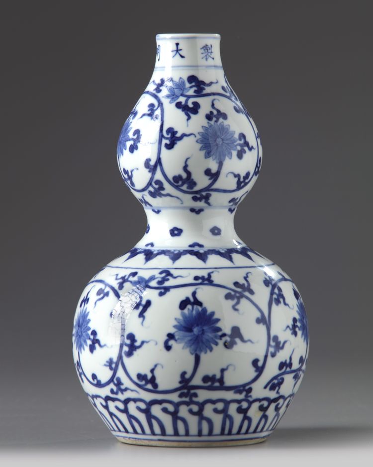 A Chinese blue and white double gourd vase