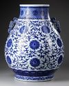 A LARGE CHINESE BLUE AND WHITE HU VASE, 19TH-20TH CENTURY
