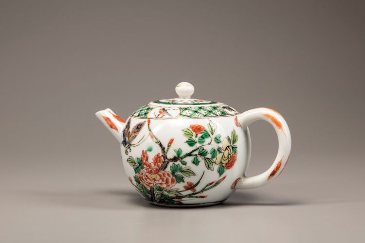 A famille verte teapot