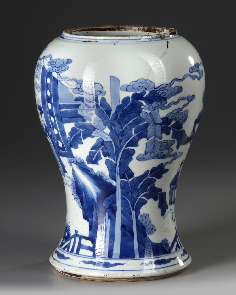 A CHINESE BLUE AND WHITE VASE, 19TH-20TH CENTURY