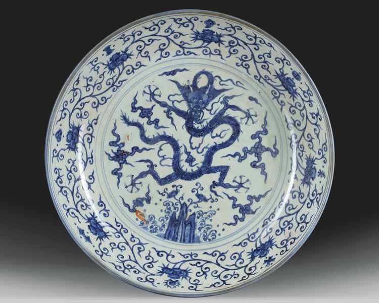 A large Chinese blue and white 'dragon' charger