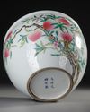A CHINESE FAMILLE ROSE PEACH DECORATED POT, 19TH–20TH CENTURY