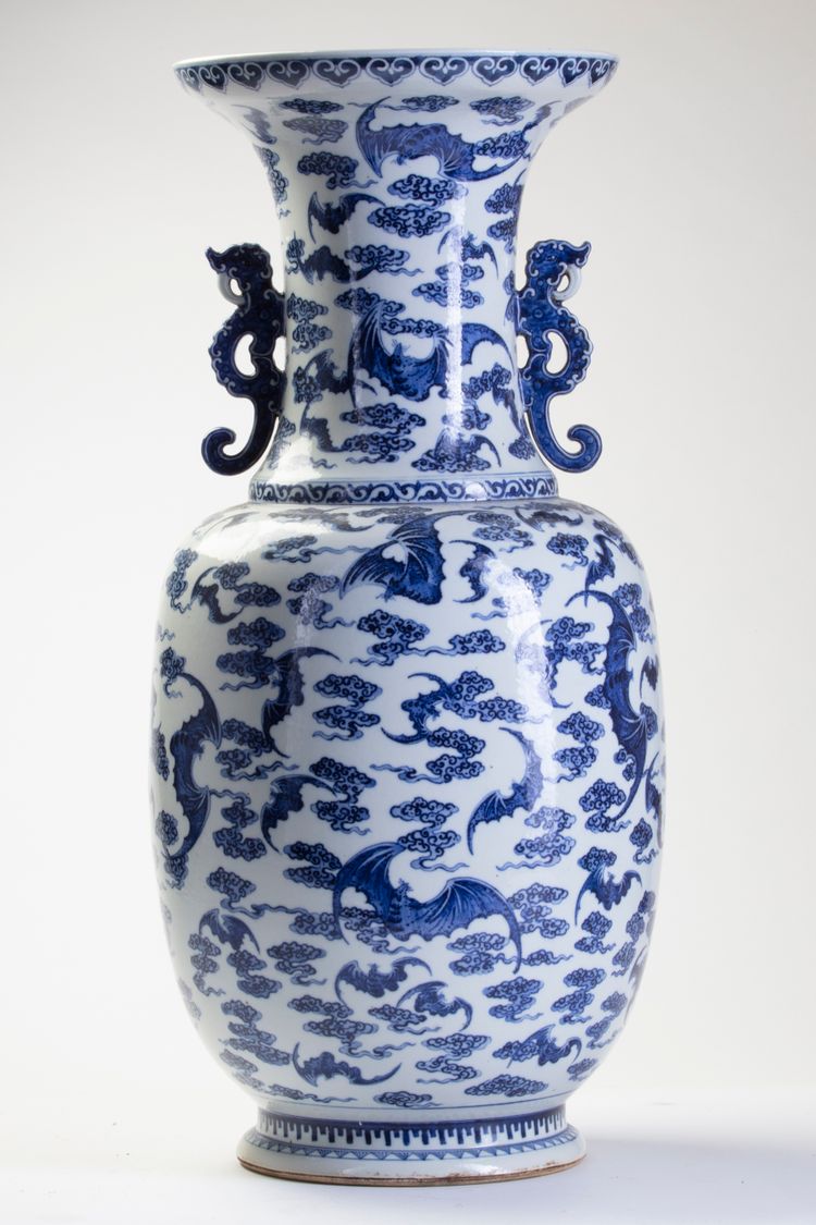 A CHINESE BLUE AND WHITE 'FU BATS' VASE, 19TH-20TH CENTURY