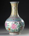 A CHINESE FAMILLE ROSE VASE, REPUBLIC PERIOD, EARLY 20TH CENTURY
