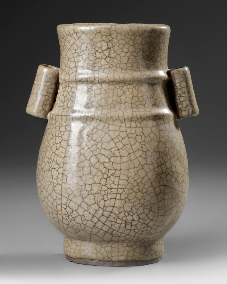 A CHINESE CRACKLE GLAZE PORCELAIN HU VASE, QING DYANSTY (1644–1911)