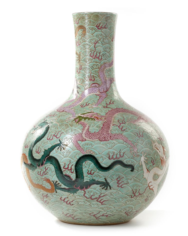 A LARGE CHINESE FAMILLE ROSE 'DRAGONS' BOTTLE VASE,CHINA, QING DYNASTY (1644-1911)