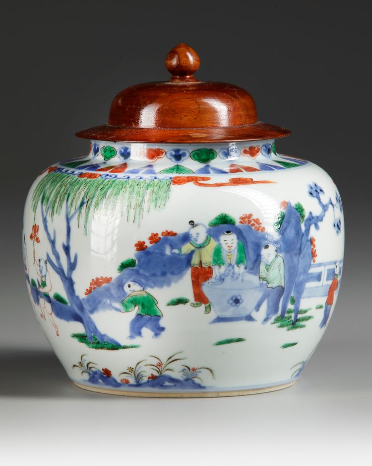 A CHINESE WUCAI PORCELAIN JAR, 18TH-19TH  CENTURY