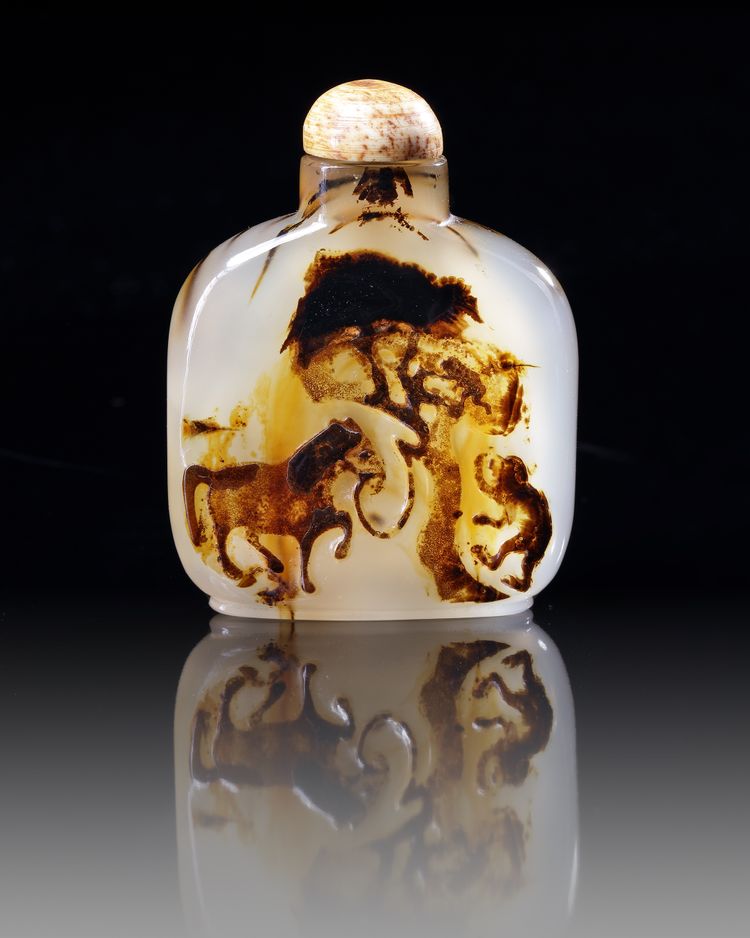 A CHINESE AGATE 'HORSE & MONKEY' SNUFF BOTTLE