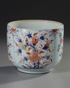 A CHINESE VERTE-IMARI POT, 18TH CENTURY