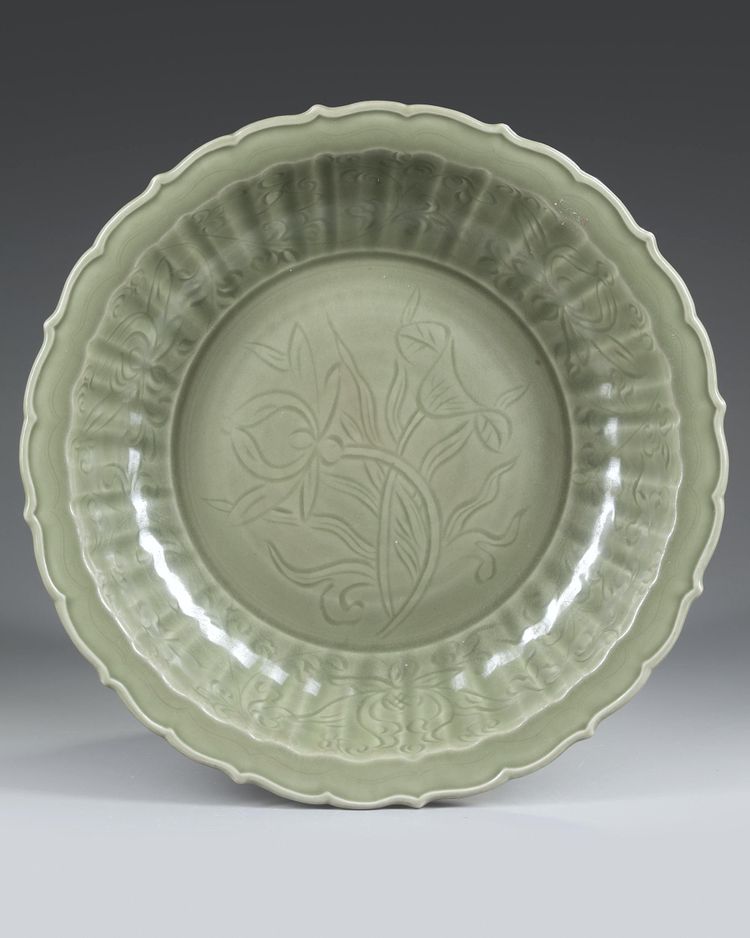 A LARGE LONGQUAN CELADON BARBED-RIM DISH