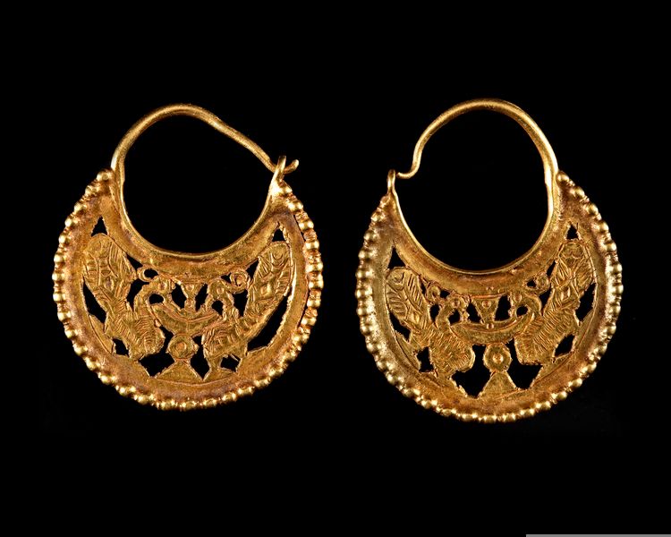 A PAIR OF GOLD EARRINGS, NEAR EAST, 11TH CENTURY