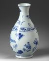 A CHINESE BLUE AND WHITE VASE, TRANSITIONAL-STYLE, 19TH-20TH CENTURY