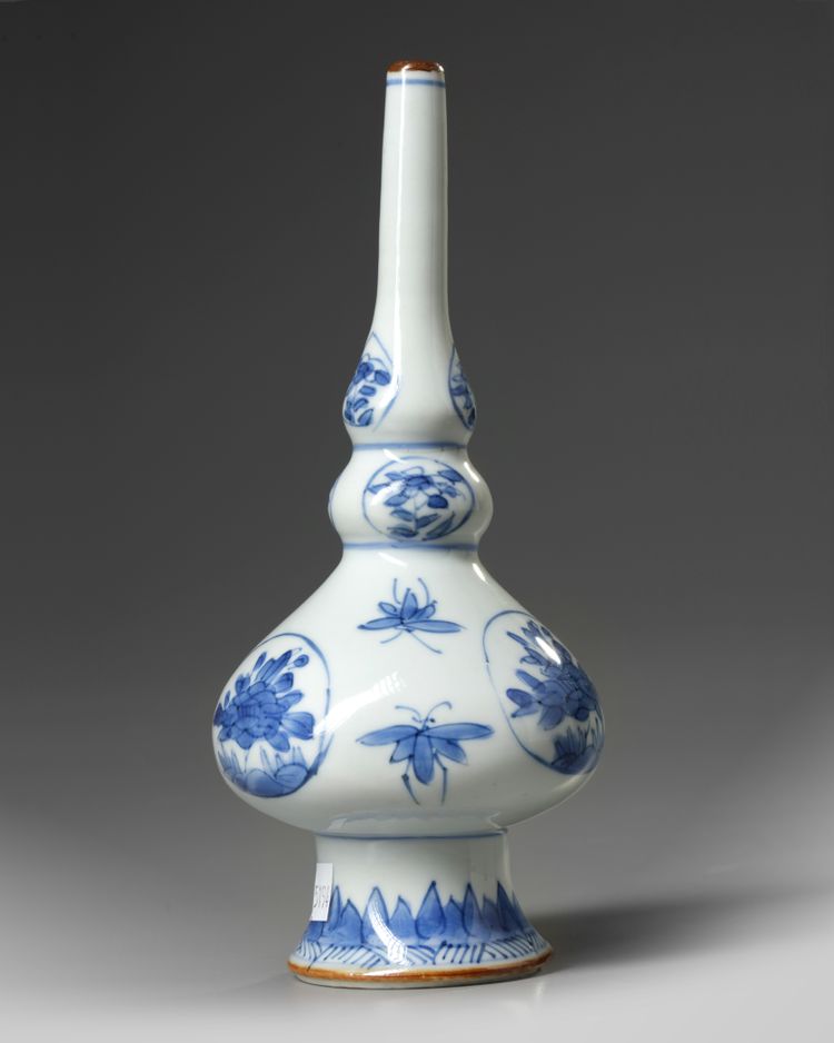A Chinese blue and white rosewater sprinkler