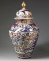 A LARGE JAPANESE IMARI VASE AND COVER, EDO PERIOD (1603-1868)