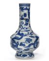 A CHINESE BLUE AND WHITE DRAGONS BOTTLE VASE, CHINA, 19TH-20TH CENTURY
