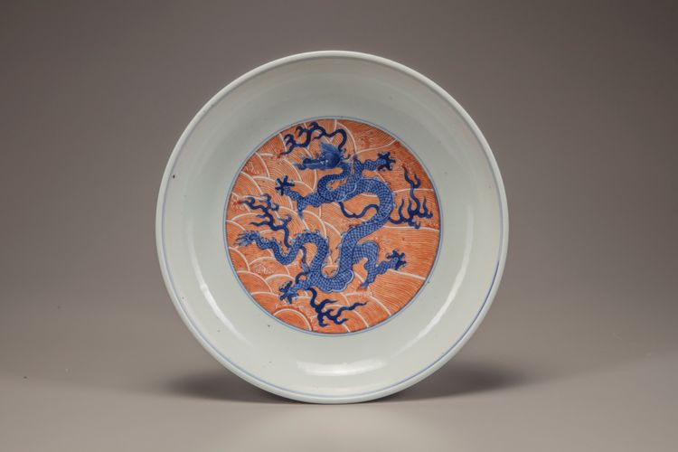 An iron-red decorated blue and white 'dragon' dish