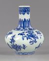 A CHINESE BLUE AND WHITE BOTTLE VASE, 20TH CENTURY