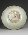 A LARGE CHINESE SWATOW CRACKLED CHARGER, LATE MING DYNASTY (1570-1650).