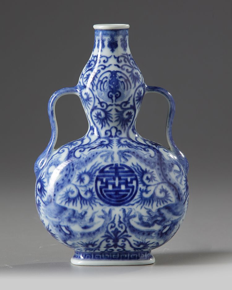 A CHINESE BLUE AND WHITE DOUBLE GOURD DRAGON VASE, QIANLONG SIX-CHARACTER SEAL MARK IN UNDERGLAZE BLUE AND OF THE PERIOD (1736-1795)