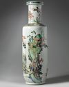 A LARGE CHINESE FAMILLE VERTE ROULEAU VASE, QING DYANSTY (1644-1911)