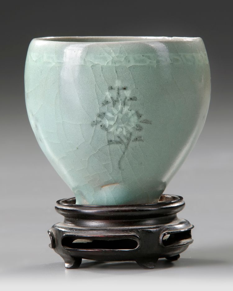 A SMALL KOREAN CELADON GLAZE CUP, GORYEO DYNASTY (918-1392)
