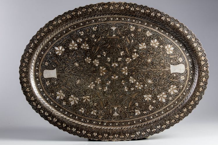 A MUGHAL OVAL SHAPED BIDRI TRAY, INDIA, 19TH - 20TH CENTURY