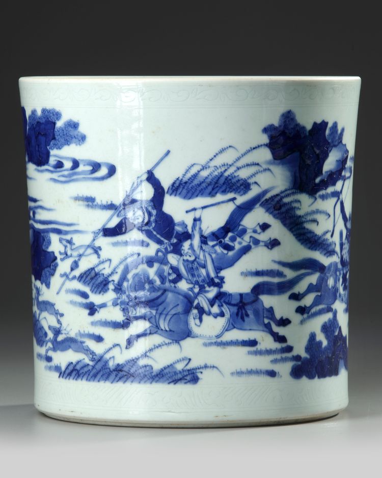 A CHINESE BLUE AND WHITE BRUSH POT, 19TH/20TH CENTURY
