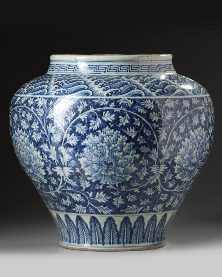 A LARGE CHINESE BLUE AND WHITE JAR, MING DYNASTY (1368-1644) OR LATER