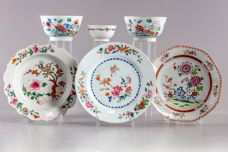 A GROUP OF SIX CHINESE FAMILLE ROSE ITEMS, 18TH CENTURY