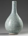 A CHINESE GE-STYLE CRACKLE-GLAZED BOTTLE VASE